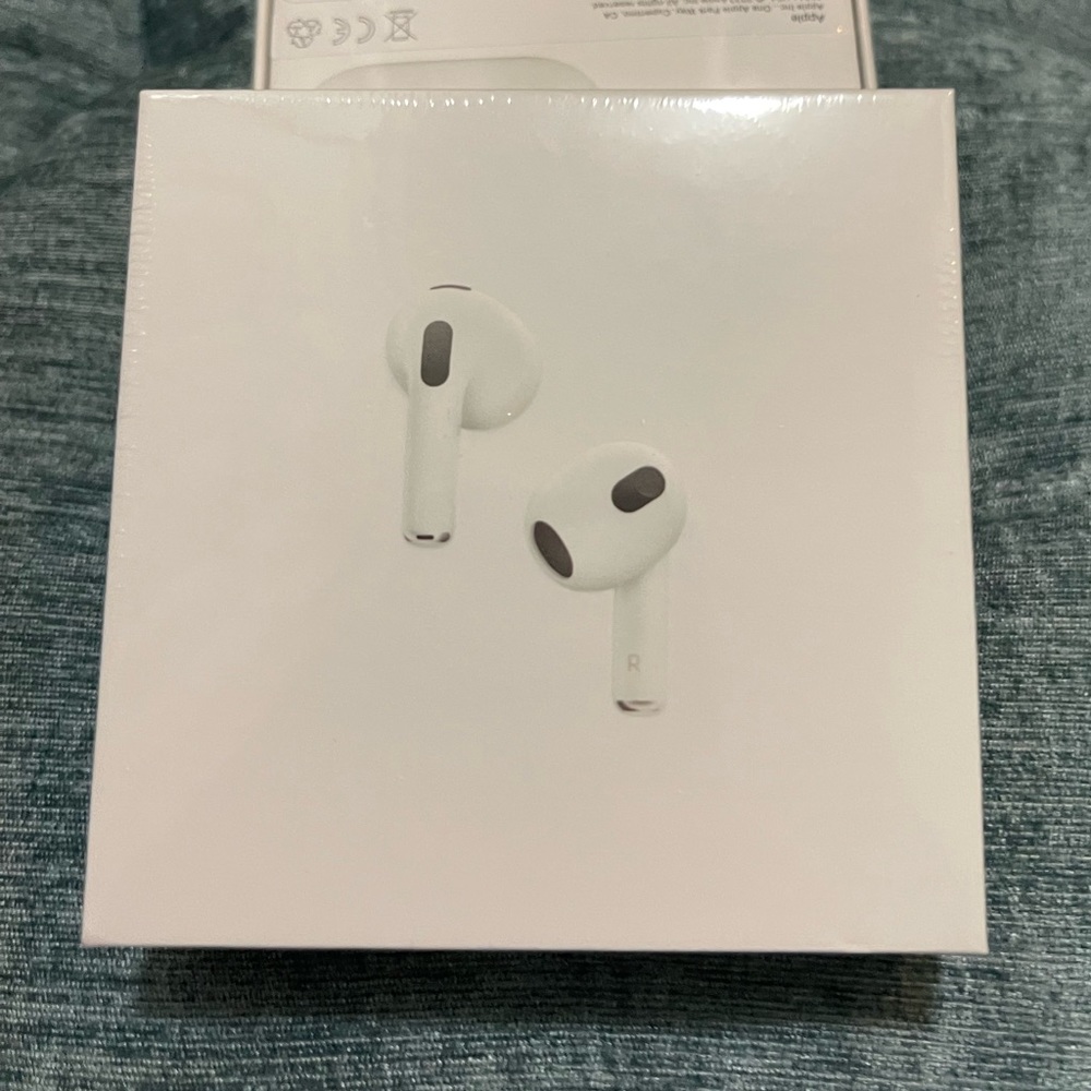 BRAND NEW AUTHENTIC Apple air pods (3rd Generation)